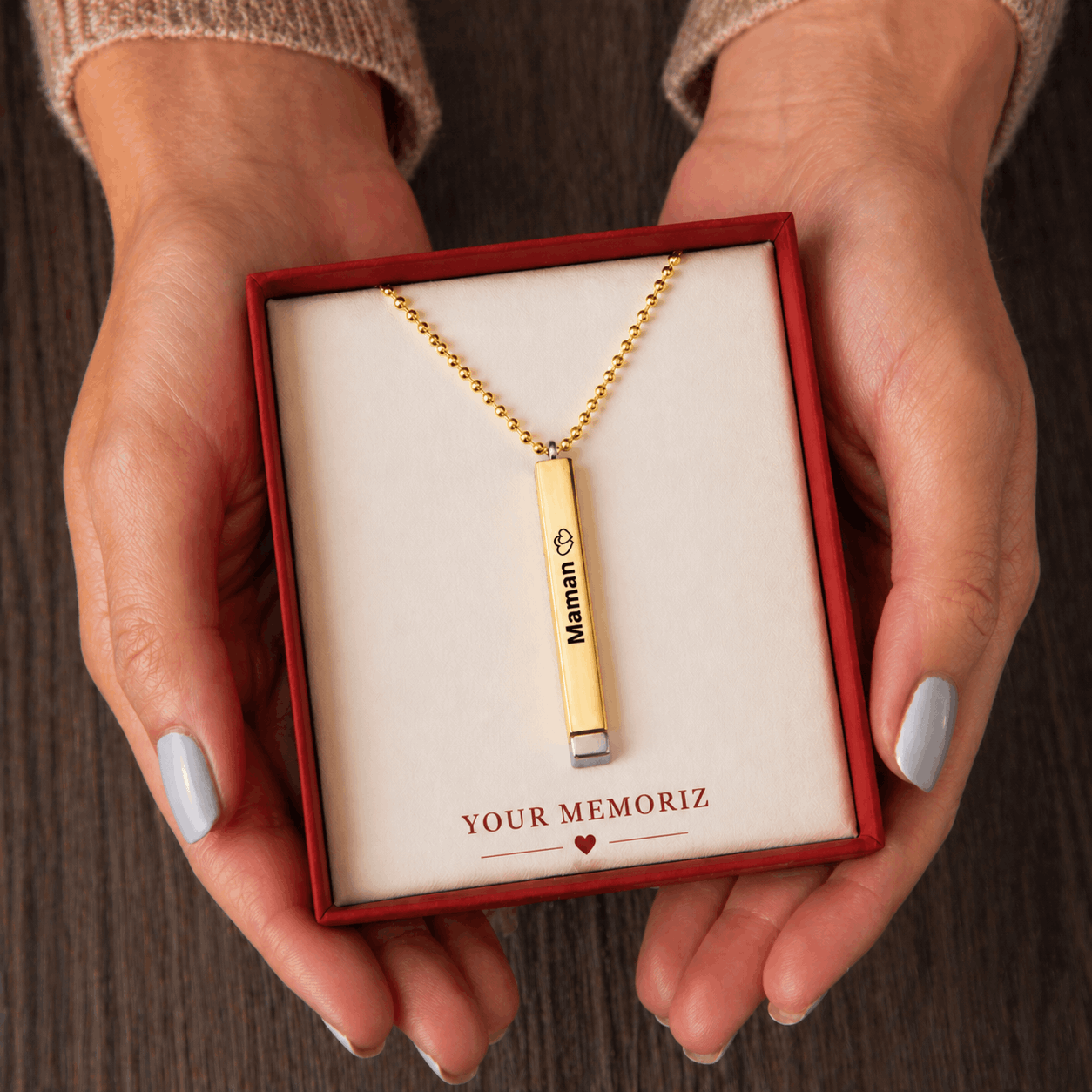collier gravé avec dessin en line art à partir d'une photo, idée cadeau couple
