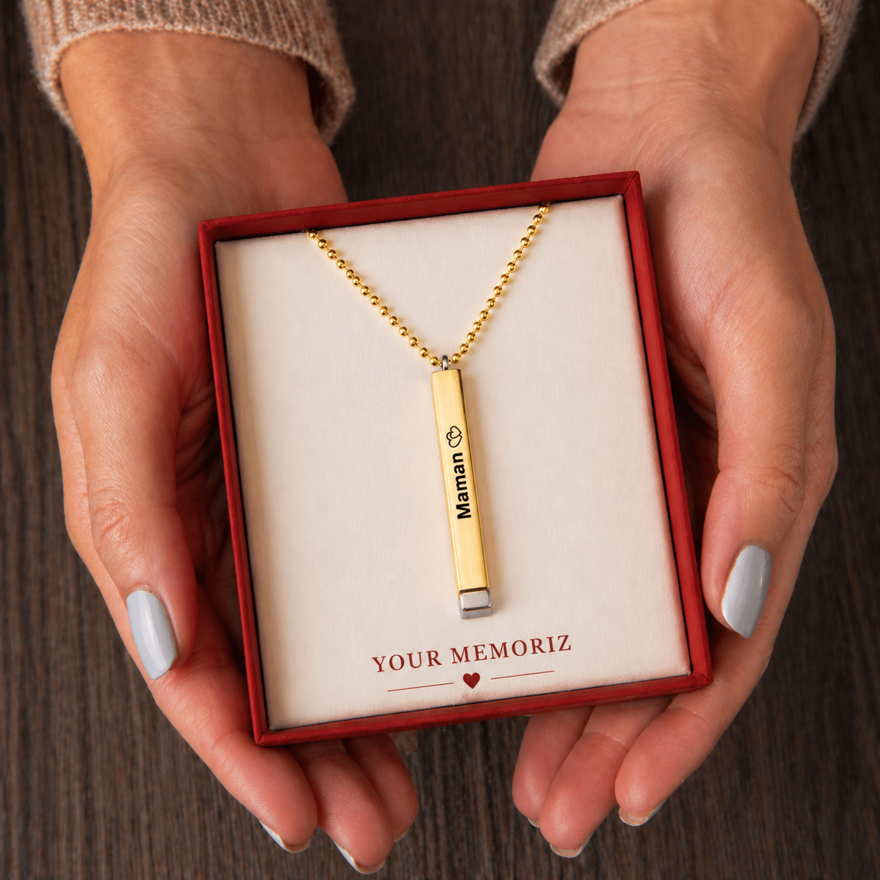 collier gravé avec dessin en line art à partir d'une photo, idée cadeau couple
